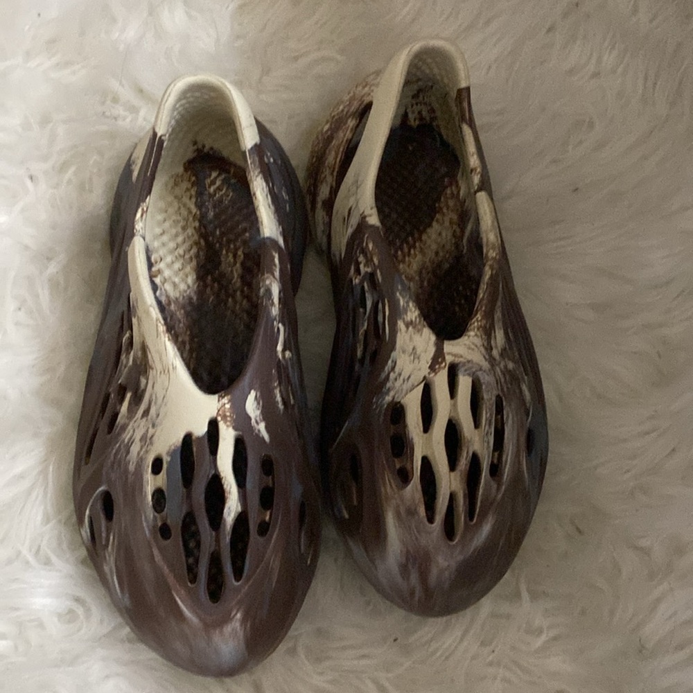 Brown and Cream Yeezy Slide Made By Adidas - Picture 6 of 7